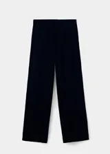 Pantalón de tiro medio y corte recto, confeccionado en tejido de terciopelo de color azul marino, perteneciente a la colección de fiesta.