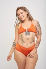 Bombacha de bikini ancha en los costados, de tiro alto y cavada atrás, totalmente forrada.