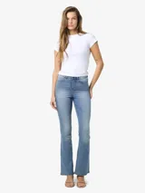 Pantalón jean flare de tiro alto, confeccionado en denim elástico con efecto desgastado y silueta ajustada que se ensancha levemente hacia los tobillos.