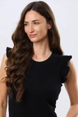 Remera lisa de algodón color beige, sin mangas, con detalles de volados en los hombros y cuello redondo.