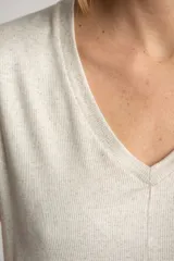 Remera color arena de viscosa y lino, con escote en V y mangas cortas.