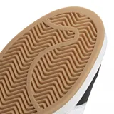 Championes Adidas Campus 00s de gamuza color gris oscuro con las tres tiras clásicas en blanco y suela de goma color caramelo.