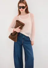 Jeans de corte wide leg, color azul oscuro, con tiro medio y botamanga con doblez.