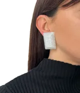 Aros de resina brillante color blanco con forma rectangular y ajuste de clip.