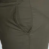 Pantalón chino slim fit color verde militar, con cierre de botón y cremallera, y bolsillos laterales.
