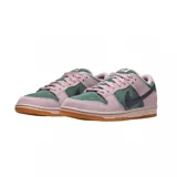 Championes Nike SB Dunk Low de gamuza en color verde oscuro y rosa claro, con el swoosh en azul marino oscuro y suela de goma color caramelo.