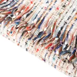 Bufanda larga de tejido de punto con diseño de rayas verticales multicolores sobre base beige y terminaciones con flecos.