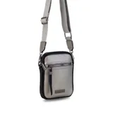 Phone bag color marrón claro con laterales beige, bolsillo frontal con cierre y tirador con flecos. Tiene espacio para celular y billetera, y correa de galón regulable y desmontable.