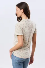 Camisa de algodón de manga corta con estampado floreado, cuello camisero y abertura frontal con botones.