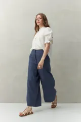 Pantalón Alessio de corte amplio y silueta recta, confeccionado en mezcla de lino y viscosa. Cuenta con diseño de tiro medio y cintura cómoda.