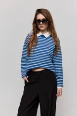 Pantalón sastrero de pierna amplia, color negro, con tiro medio, cintura con pasacintos, cierre frontal con botón y cremallera, bolsillos laterales y bolsillos ojal decorativos en la parte posterior.