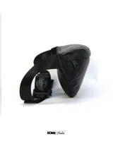 Riñonera negra con logo de Los Angeles Lakers estampado en gris. Tiene correa regulable con hebilla de plástico y logo de la NBA.