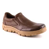 Zapato casual de cuero marrón, sin cordones, con elásticos laterales y suela de goma color beige.