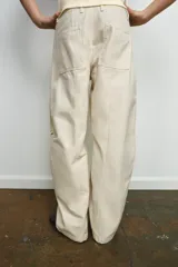 Pantalón cargo de tiro medio confeccionado en algodón, con cintura con trabillas, bolsillos delanteros y bolsillo de plastrón con solapa en la pierna.