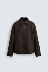 Sobrecamisa de corte regular confeccionada en tejido con mezcla de lana, color marrón oscuro. Presenta cuello solapa, cierre frontal con botones, mangas largas con puños abotonados y bolsillos laterales.