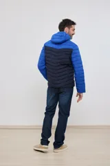 Campera capitoneada con capucha, con cambio de color tipo colorblock en verde militar y negro.