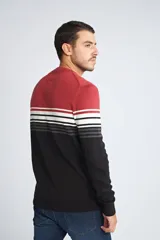 Sweater de punto con diseño de bloques de color, presentando una sección superior roja, una franja central con rayas horizontales en blanco, negro y gris, y una sección inferior negra. Posee cuello redondo, mangas largas y logo bordado en el pecho.