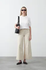 Remera blanca de manga corta confeccionada en algodón, con calce cómodo y mangas levemente abullonadas.