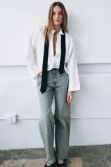 Camisa oversize de algodón con cuello redondo y solapa, manga larga con puño con vuelta y hombro caído. Presenta detalle de tablas en el delantero, cierre frontal con botones ocultos y corbata a contraste incluida.