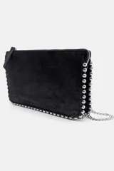 Cartera bandolera de formato rectangular en color plateado metalizado, con detalle de tachas metálicas en todo el contorno y cierre mediante cremallera.