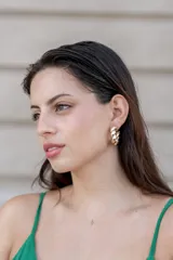 Aros tipo caravana semi aro torneado en color dorado.