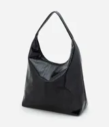 Cartera estilo hobo de gran tamaño, color negro, con superficie texturizada de líneas verticales. Presenta un diseño de media luna con asa ancha fija y abertura superior amplia.
