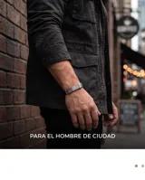 Pulsera masculina con diseño de guarda griega, combinando eslabones de acero inoxidable y banda de goma negra. Cuenta con cierre de seguridad.