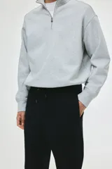 Pantalón deportivo azul marino de felpa de mezcla de algodón, con cintura elástica y cordón ajustable, bolsillos laterales y puños acanalados. Corte regular fit.