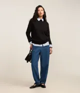 Blusa básica de punto Cortelle, color negro, con cuello alto y mangas largas.