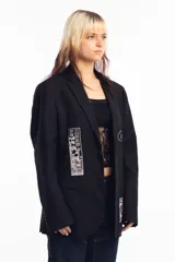 Blazer negro con parches y estampado en serigrafía.