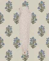 Bombacha de campo unisex confeccionada en algodón con estampado a cuadros vichy en tonos beige y blanco. Presenta cintura con trabillas, cierre frontal con botón, pinzas en la parte superior y puños ajustados en los tobillos con detalle de botón.