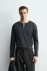 Camiseta de manga larga con cuello panadero y cierre frontal de botonadura, de corte relajado.