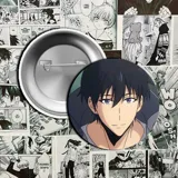 Pin metálico con la imagen del personaje Sung Jinwoo del manhwa Solo Leveling.