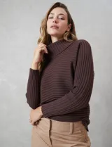 Buzo de tejido acanalado en color marrón chocolate, con cuello alto y diseño de patrón en V en el frente. Presenta mangas largas con diseño de hombros caídos y silueta holgada.