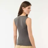 Musculosa gris de corte asimétrico con fruncidos en el hombro y el lateral.