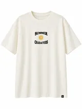 Remera de manga corta color blanco off-white, con cuello redondo y estampa frontal con la leyenda "Summer Characters" en color negro y un sol amarillo en el centro.
