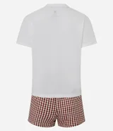 Pijama corto de dos piezas confeccionado en algodón, compuesto por una remera blanca de manga corta con cuello redondo y estampa localizada de Mafalda en el frente, y un short con cintura elástica y estampado de cuadros en tonos marrones y blancos.