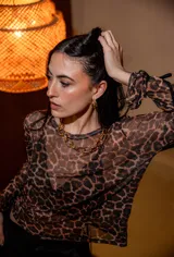 Aros colgantes dorados con forma de lágrima.