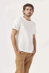 Remera blanca de algodón, manga corta y cuello redondo.