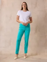 Pantalón celeste en gabardina elastizada marca Zac & Rachel. Pretina ancha con faja interna modeladora. Largo de pierna con costura frontal pespunteada. Trasera con bolsillos ojal simulados.