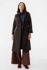 Tapado largo color marrón con solapas, cierre con botones y bolsillos laterales.