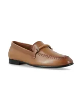 Mocasín de cuero color suela, de estilo clásico, con detalle de hebilla frontal forrada y costuras pespunteadas en la puntera.
