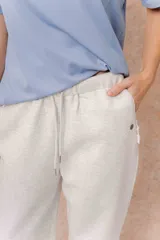 Pantalón de jogging blanco de corte relajado y pierna recta, con cintura elastizada y bolsillos laterales.