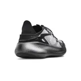 Championes Under Armour modelo UA Echo, diseñados con tecnología de amortiguación UA HOVR para una pisada reactiva. Presentan una parte superior translúcida multicapa con malla transpirable, lengüeta asimétrica con sistema de cordones elásticos y talón convertible SlipSpeed para mayor versatilidad. Incluyen puntera de goma reforzada y suela de tracción duradera.