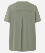 Remera deportiva de manga corta con cuello redondo, confeccionada en poliamida y elastano. Presenta un diseño liso con detalle de recorte en la espalda.