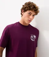 Remera de algodón bordó con corte comfort, cuello redondo y manga corta. Cuenta con una gran estampa en la espalda de inspiración japonesa con un tigre, un dragón y texto en caracteres orientales.