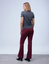 Buzo de punto fino marca Ninety, color gris oscuro, con cuello a la base y manga corta. Presenta terminaciones acanaladas en el ruedo y los puños.