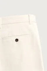 Pantalón straight fit color marrón oscuro, confeccionado en tejido compacto de algodón con estructura twill, bolsillos frontales, bolsillos traseros de vivo con botón y cierre frontal con cremallera y botón.