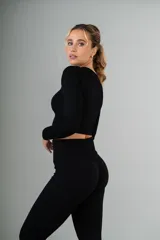 Remera negra de lycra acanalada, manga larga y corte ajustado.