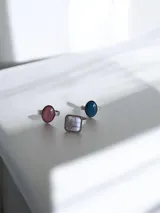 Anillo de acero quirúrgico con diseño de piedra ovalada en tono rosado con textura craquelada.